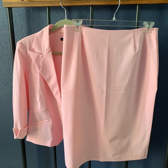Pink skirt suit size 10 - Picture 7 of 8
